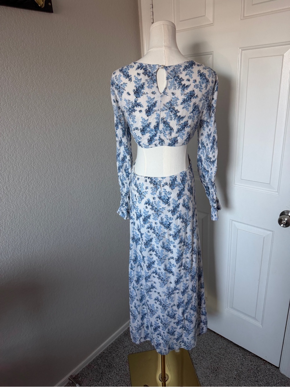 Dee Elly floral maxi dress features waist cut-outs and a tie front - Picture 4 of 5